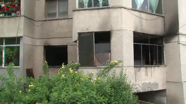 Lumanarea aprinsa pentru a face economie la curent a lasat-o fara locuinta. Incendiu devastator intr-un bloc din Tulcea