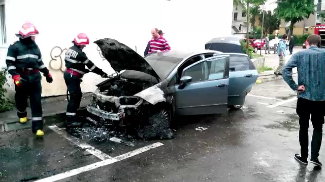 Baiatul care s-a jucat cu chibriturile. Cu copil de 12 ani a provocat, din joaca, un dezastru intr-o parcare din Botosani