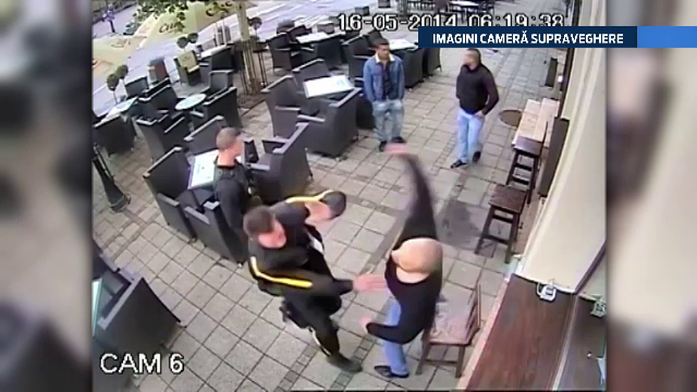 Imagini surprinse de camerele de supraveghere. Un agent de paza, lovit cu pumnul si cu un scaun de un client nervos