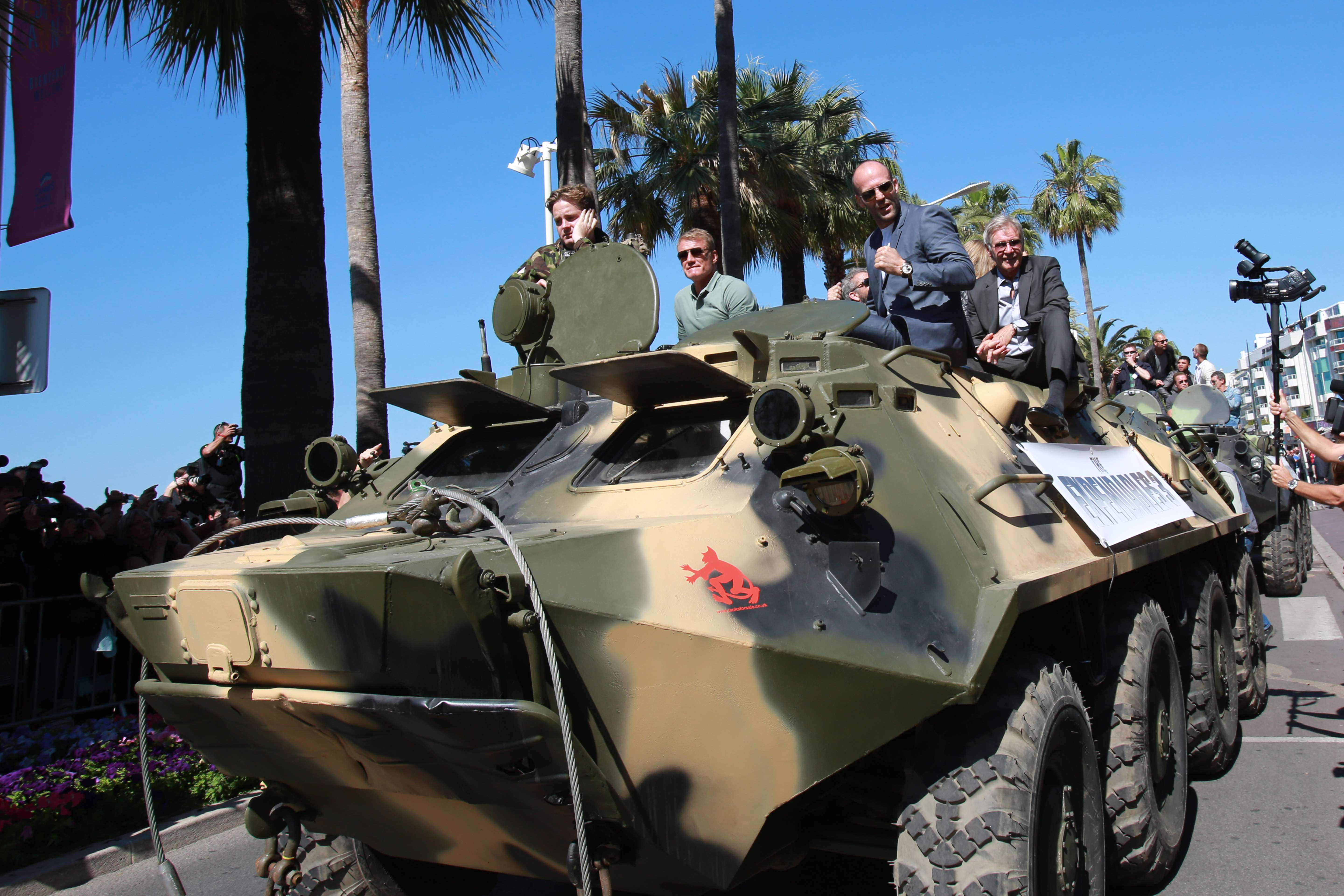 Stallone, Arnold si Harrison Ford s-au plimbat cu doua tancuri si au blocat circulatia la Cannes. FOTO