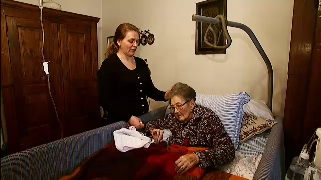 Viata de umilinte a romancelor care ingrijesc batrani in Italia. "Ca descult prin maracini, asa e viata printre straini"