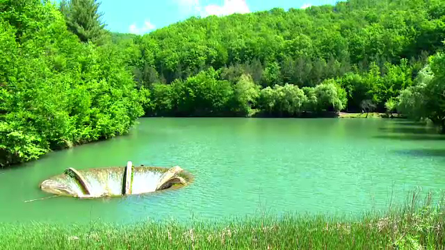 Meleaguri de basm in Bihor. Decorul ireal din mijlocul lacului Vida, principala atractie pentru turisti