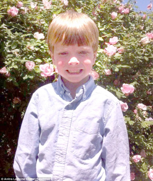 A fost calcat de autobuz in timp ce isi lega sireturile. Povestea tragica a unui elev din clasa intai