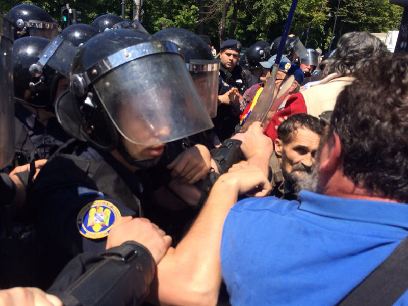 Proteste ale revolutionarilor in Piata Victoriei
