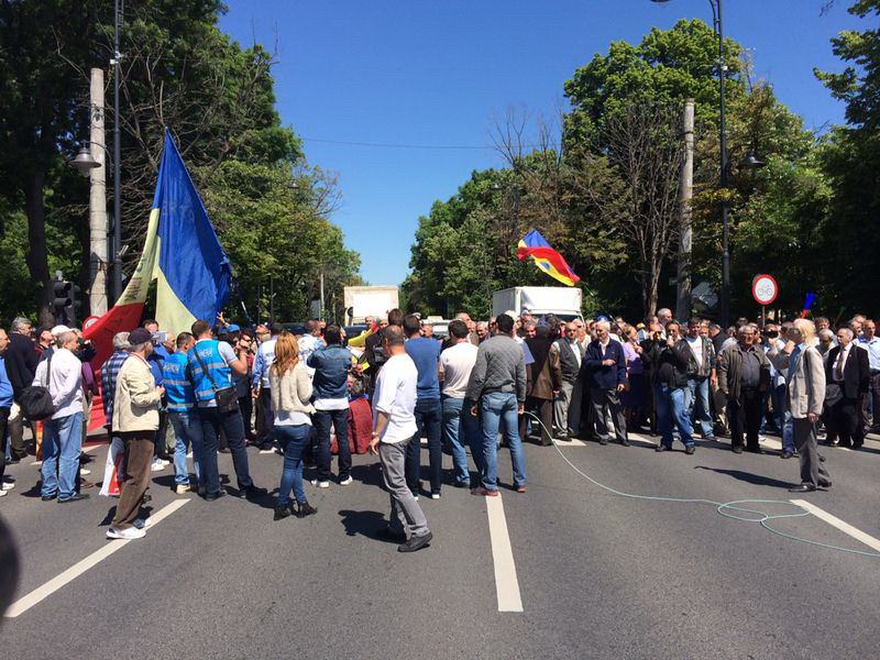Proteste ale revolutionarilor in Piata Victoriei