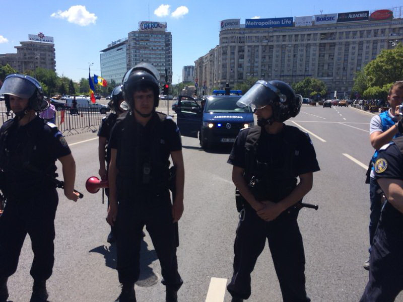 Proteste ale revolutionarilor in Piata Victoriei