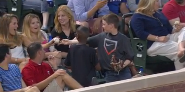 Un pusti foarte istet a oferit faza la un meci de baseball. Trucul cu care a atras atentia tuturor fetelor. VIDEO