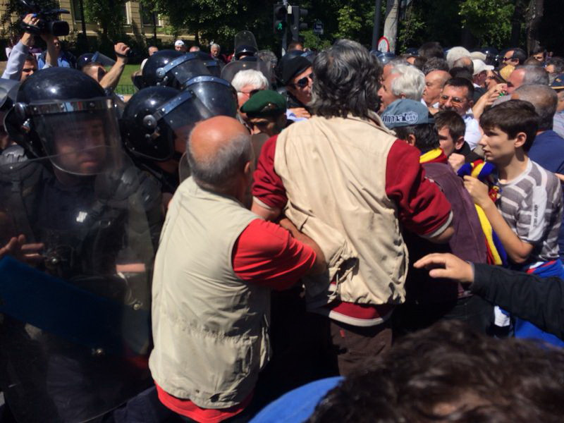 Proteste ale revolutionarilor in Piata Victoriei