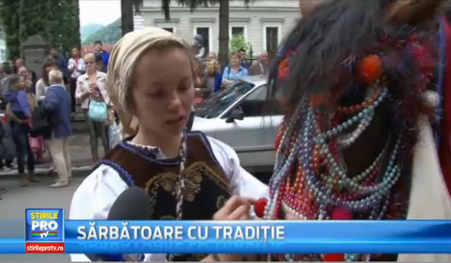 Bistrita a imbracat straie de sarbatoare. Peste o mie de elevi au participat la o parada in costume populare