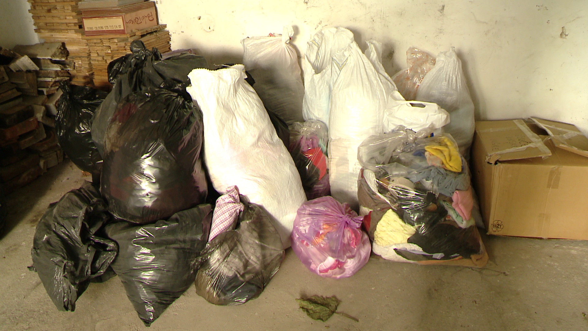 Haine, bani si conserve pentru sinistratii din Serbia. Ajutoarele se strang la bisericile si manastirile sarbe din Banat