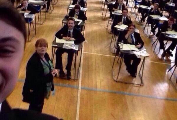 Pretul platit de un elev pentru o poza la inceputul unui examen. In ce loc si-a facut un selfie