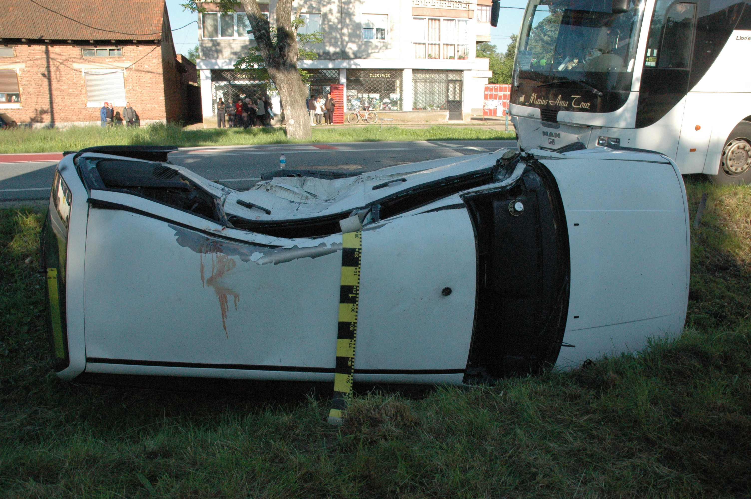 Un copil de 8 ani a murit, iar fratele si tatal lui sunt in stare grava la spital, in urma unui grav accident de circulatie