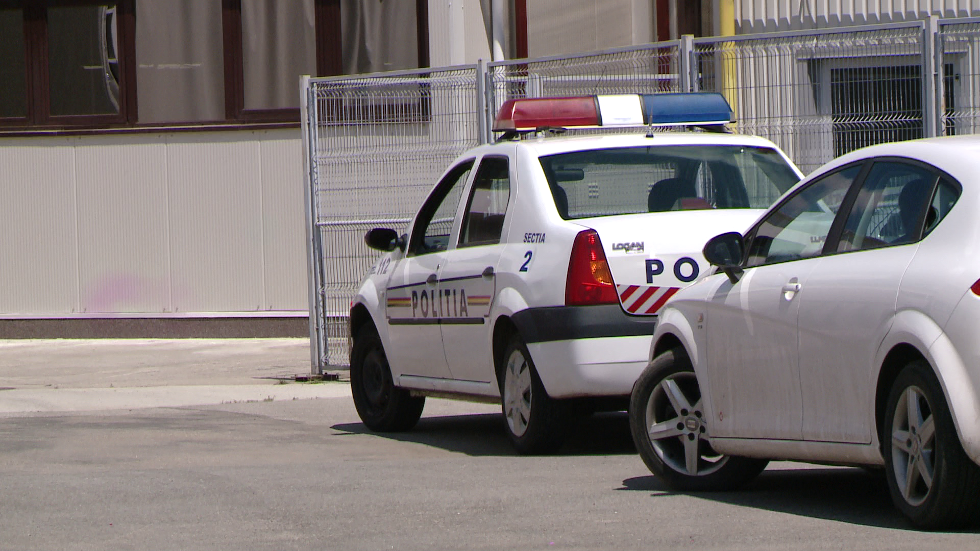 Doi angajati ai unei fabrici din Timisoara au ajuns la spital dupa ce au cazut de pe acoperisul unei hale