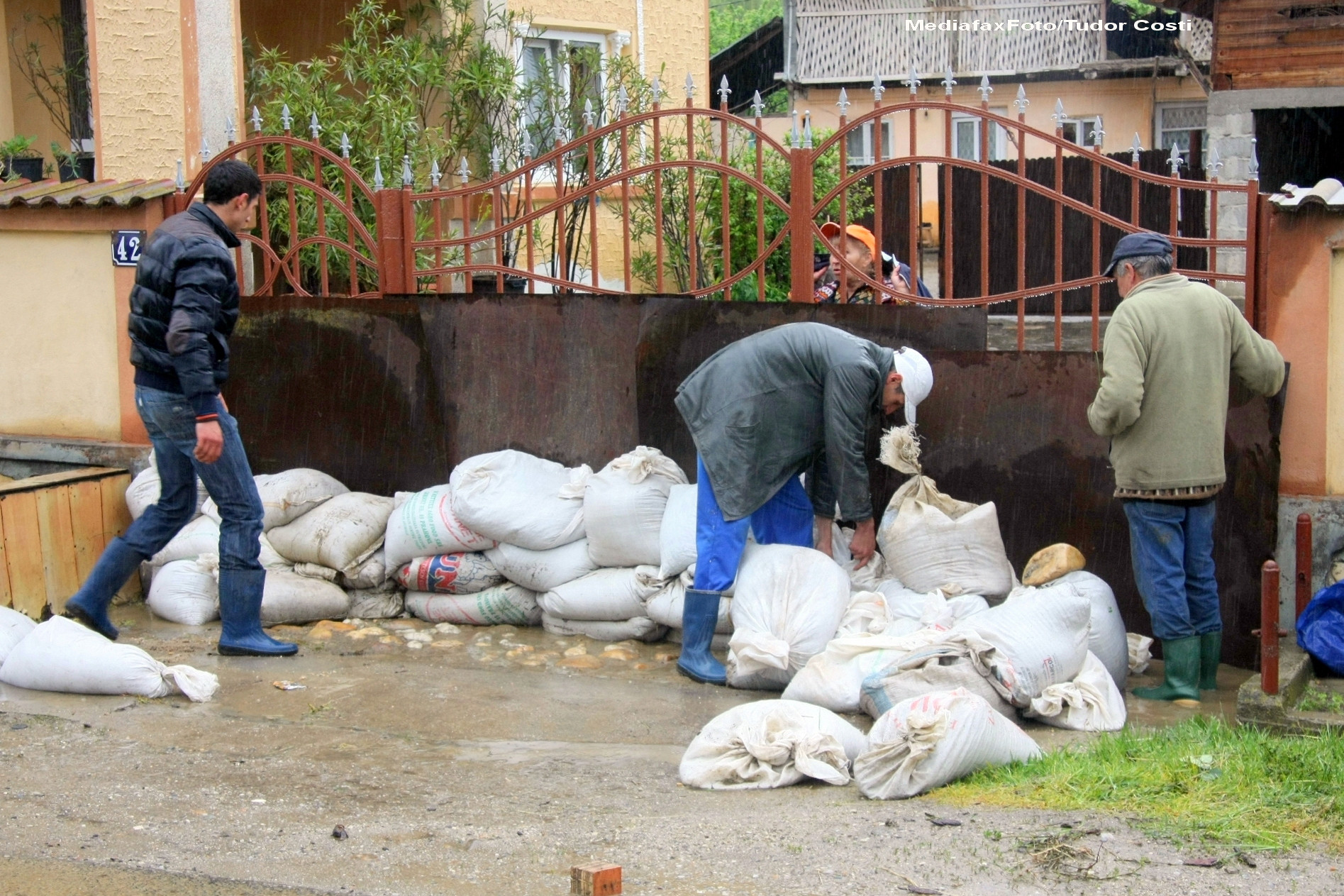 S-a intamplat in Romania. Nisipul adus pe malul unui rau pentru construirea unui dig a fost furat de localnici