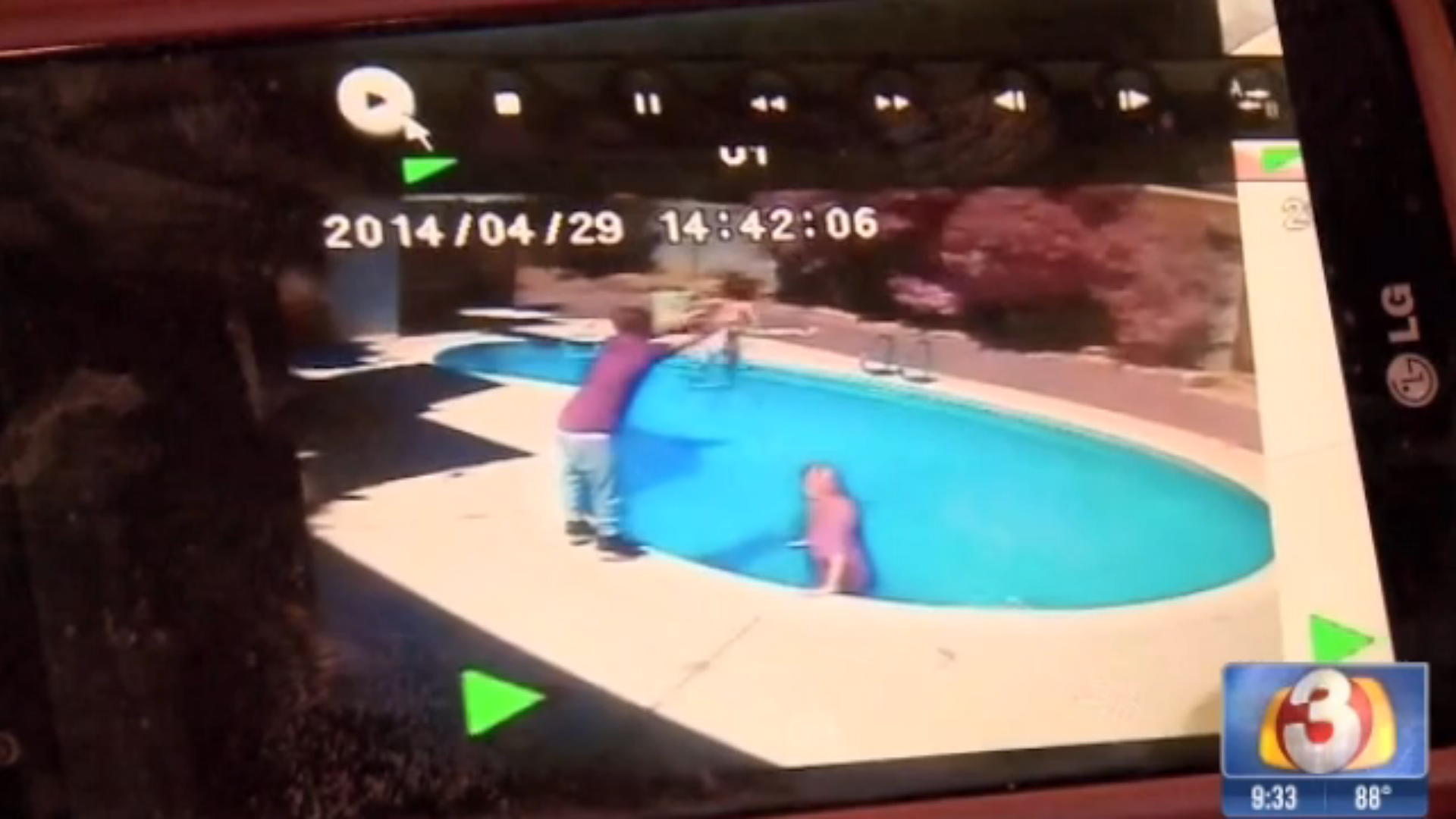 Si-a aruncat fetita in piscina ca sa o invete o lectie. Pedeapsa primita in inchisoare de un tata violent