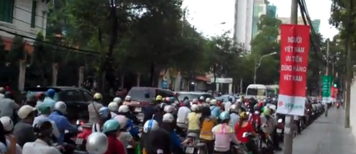 Arta de a trece strada in Vietnam. Pietonii spun ca este ca o injectie cu adrenalina. VIDEO