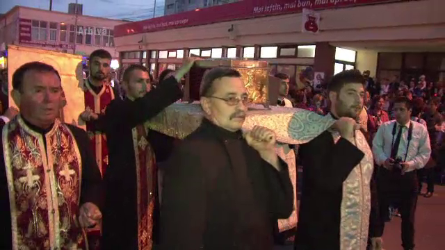 Imagini din centrul Capitalei, "inundat" de preoti. Mii de credinciosi la ceremonia de mutare a moastelor lui Brancoveanu