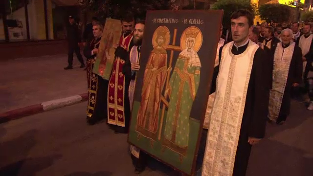 Procesiune religioasa inchinata Sfintilor Imparati Constantin si Elena. Doua mii de oameni au participat la Targu Jiu