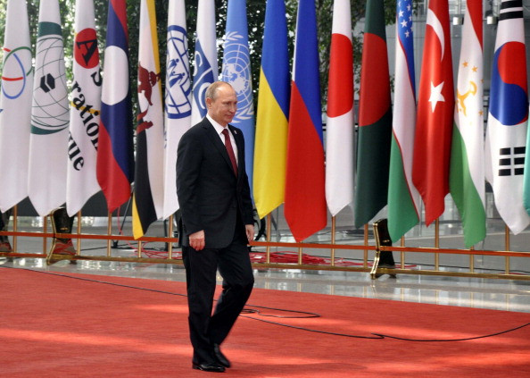 Mai multi martori spun ca l-ar fi auzit pe Printul Charles spunand ca Putin este pe cale sa faca acelasi lucru ca Hitler