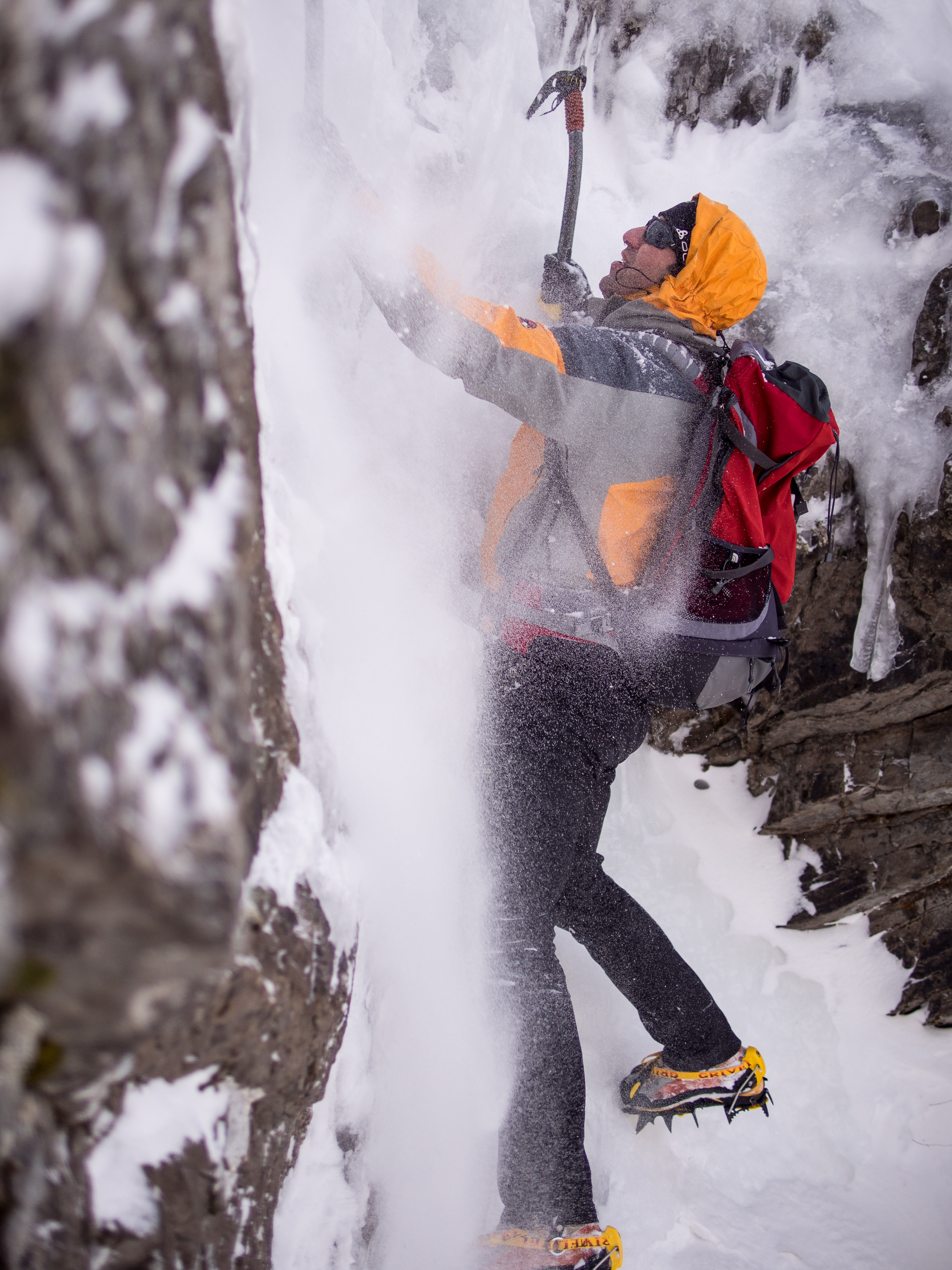 Horia Colibasanu si Peter Hamor si-au reluat ascensiunea catre cel mai inalt varf din lume, Everest