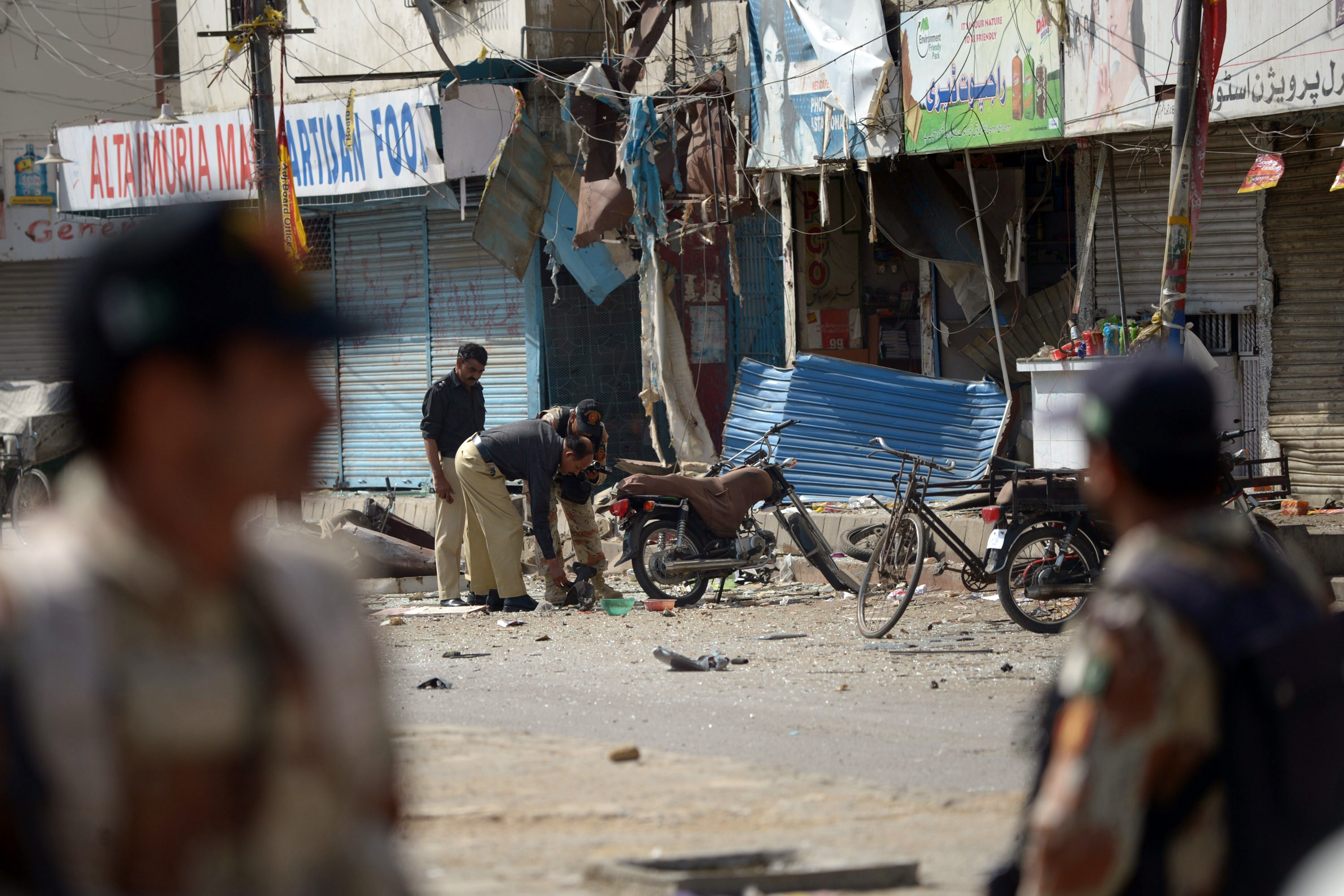 Zeci de insurgenti ucisi in Pakistan, in operatiuni aeriene ale armatei