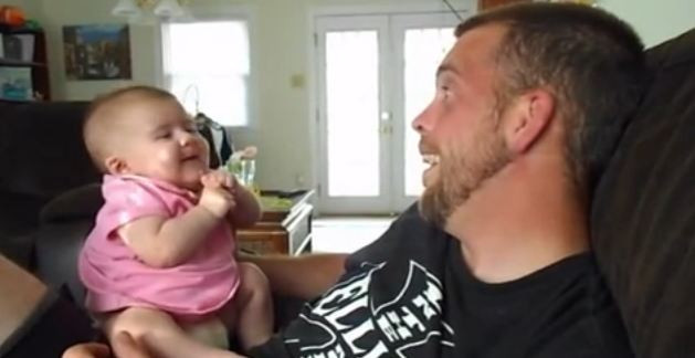 Clipul care a devenit viral pe internet. Ce i-a spus o fetita de 2 luni tatalui ei. VIDEO