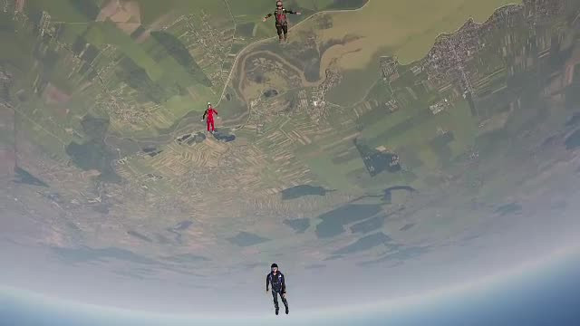 Spectacol la inaltime la Clinceni. Printre invitatii speciali se numara un american care a sarit fara parasuta de la 4000m