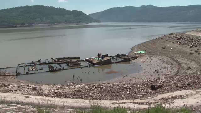 Pericol de poluare pe Dunare din cauza unei nave scufundate acum doua decenii. Masurile luate de catre autoritati