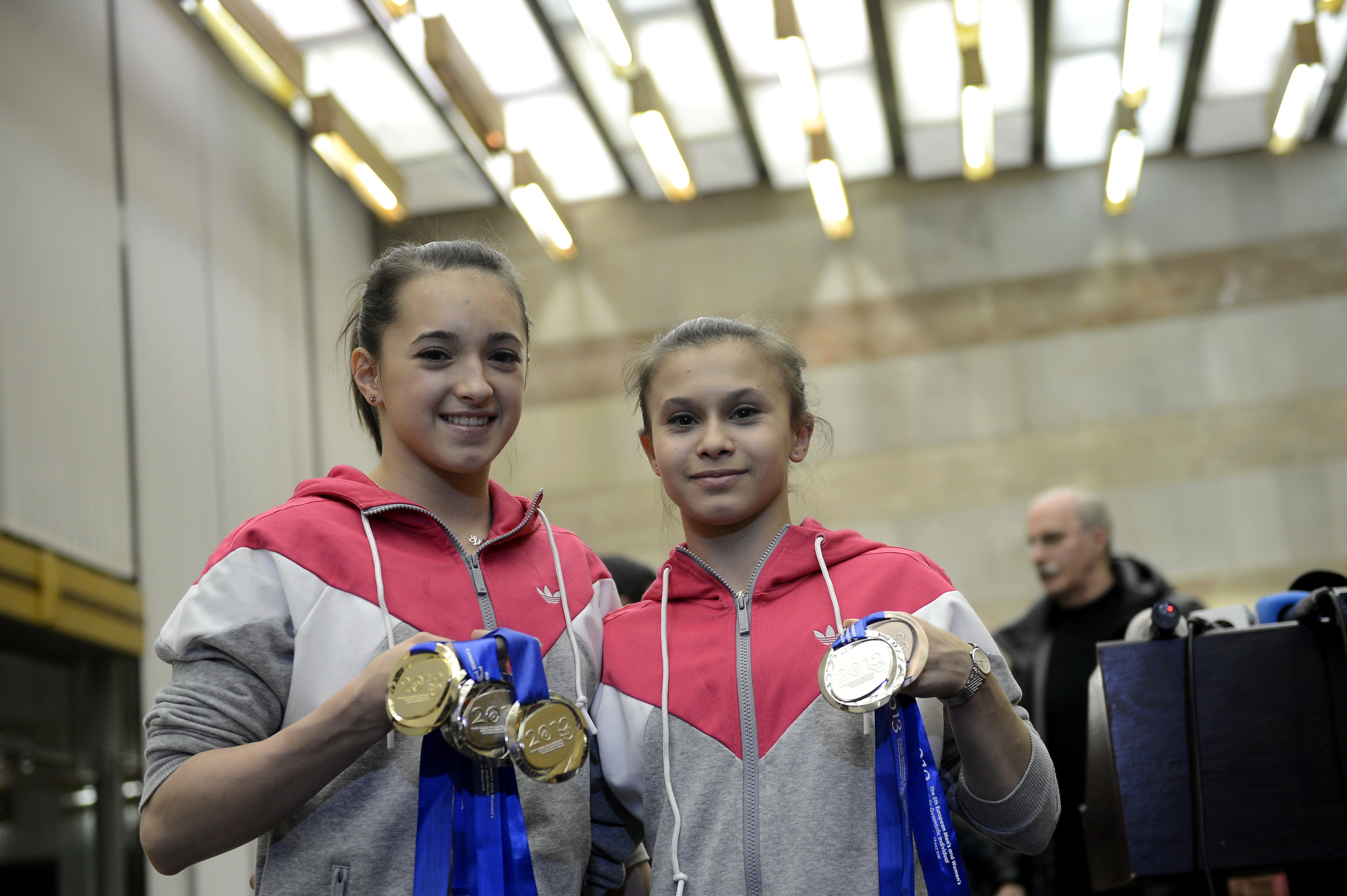 Larisa Iordache si Diana Bulimar, premiate de Clubul Dinamo. Cat costa in Romania 5 medalii, dintre care 3 de aur