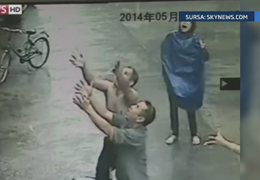 Gestul eroic al unui cetatean chinez. Cum a reusit sa salveze viata unui bebelus care a cazut de la etajul 2
