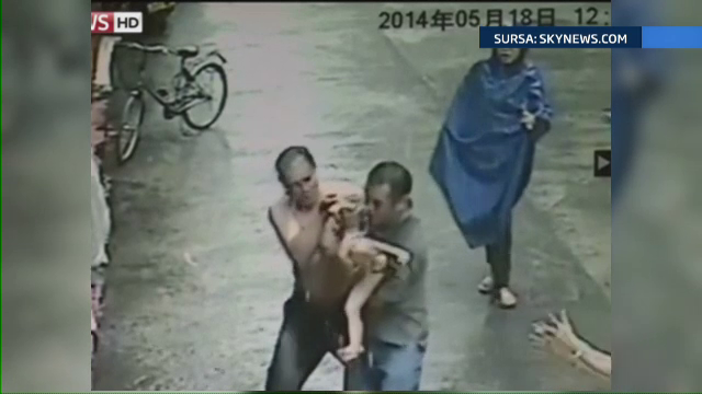 Imagini incredibile surprinse de camerele de supraveghere. Cum a reusit un chinez sa salveze un copil de un an