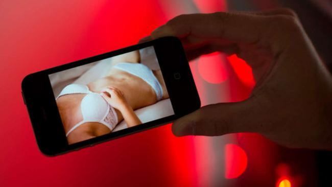 Ce se intampla cu fotografiile erotice dupa despartire. Avocat: "Consensul la realizarea de fotografii intime e o problema"