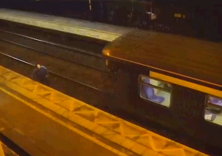 Gest inconstient al unui britanic, care a sarit in fata unui tren ca sa il opreasca. Ce s-a intamplat cu tanarul apoi. VIDEO