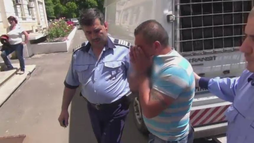 Scena ca in filme intr-o casa din Galati. O femeie a fost legata si amenintata sub ochii fiicei sale de trei talhari