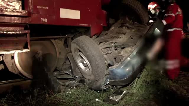 Jocuri periculoase pe calea ferata. Un tanar de 23 de ani "s-a nascut a doua oara", cu tableta in mana in fata trenului