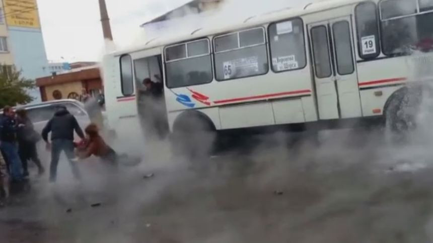 Siberia: 13 oameni raniti, dupa ce o conducta cu apa clocotita s-a spart sub autobuzul in care se aflau