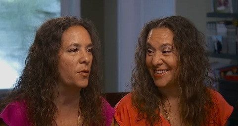 In 15 ani au petrecut doar 30 de minute una departe de cealalta. Povestea gemenelor care au impartit pana si acelasi iubit