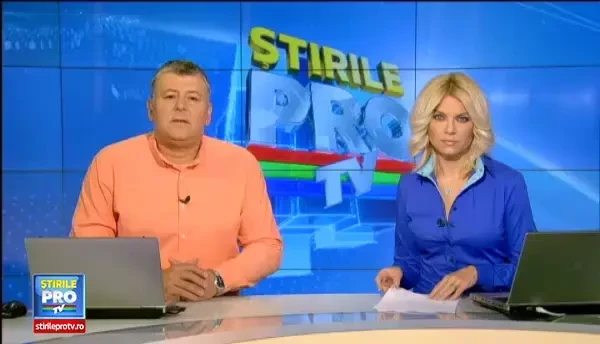 Greseala care era sa il coste viata. Se juca pe tableta in timp ce era la volan. Masina a fost tarata 20 de metri de un tren