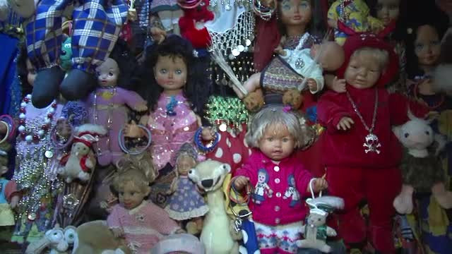 Un apartament de 3 camere PLIN cu papusi. Doi romani vor sa intre in Cartea Recordurilor cu cea mai mare colectie din lume