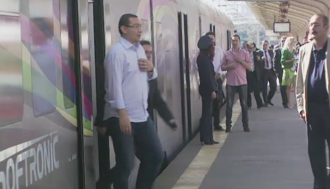 Victor Ponta, huiduit de un grup de tineri in Gara de Nord. Premierul a sugerat ca protestul ar fi fost orchestrat de Basescu
