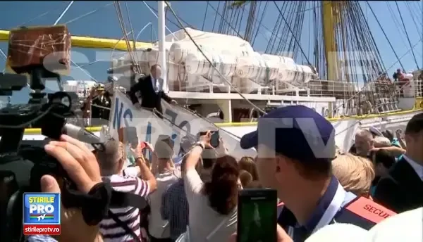 Momentul imobilizarii barbatului care l-a scuipat pe Traian Basescu