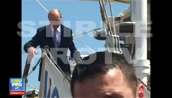 Momentul in care presedintele Traian Basescu este scuipat, la Constanta