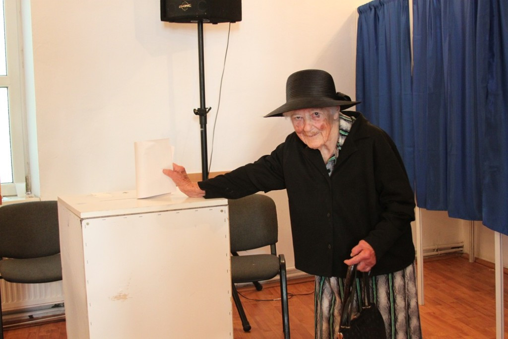 La 99 de ani, o femeie din Alba Iulia s-a dus la vot asteptand "respect" de la alesi. "Trebuia sa fac asta"