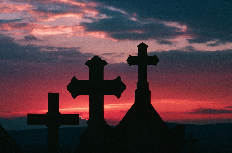 A vrut sa culeaga cirese din cimitir si a cazut pe o cruce. Copil de 9 ani, in stare critica, dupa un accident sinistru