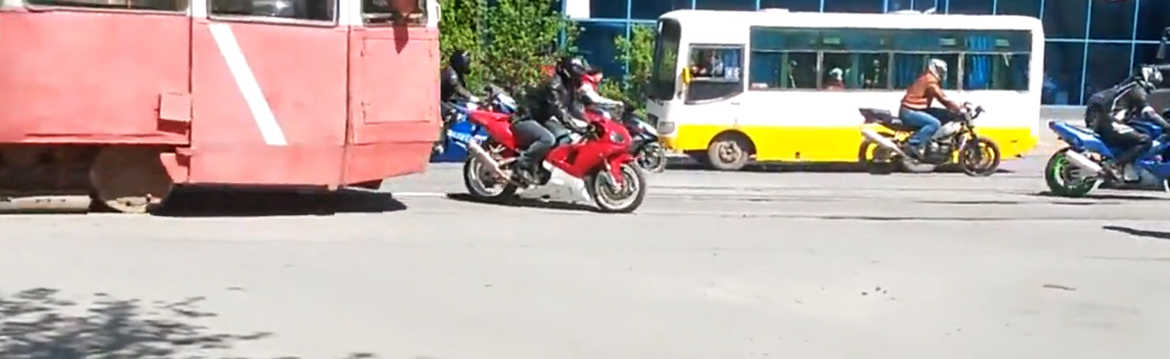 Accident incredibil in Kazahstan. Un tramvai fara vatman a intrat in plin in motociclisti. VIDEO