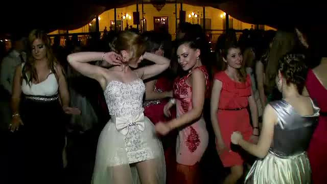 Fetele de clasa a XII-a asteapta Bacalaureatul pe tocuri. Tinutele au fost in centrul atentiei la balurile de absolvire