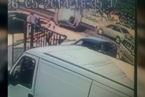 Imagini surprinse de camera de supraveghere. O tanara de 19 ani, la un pas de moarte, dupa ce s-a rasturnat cu masina