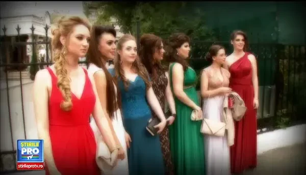 Fetele de clasa a XII-a asteapta Bacalaureatul pe tocuri. Tinutele au fost in centrul atentiei la balurile de absolvire