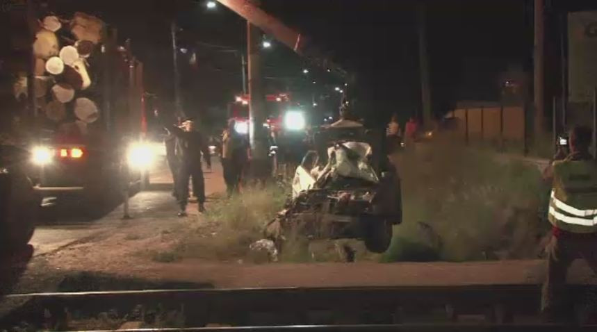 La un pas de moarte. Au scapat miraculos cu viata dupa ce autoturismul in care se aflau a fost tarat 10 metri pe calea ferata