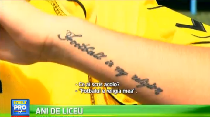 Lupta pentru trofeu la Cupa Liceelor Coca-Cola. Fetele care nu plang niciodata si-au tatuat crezul: "Fotbalul e religia mea"